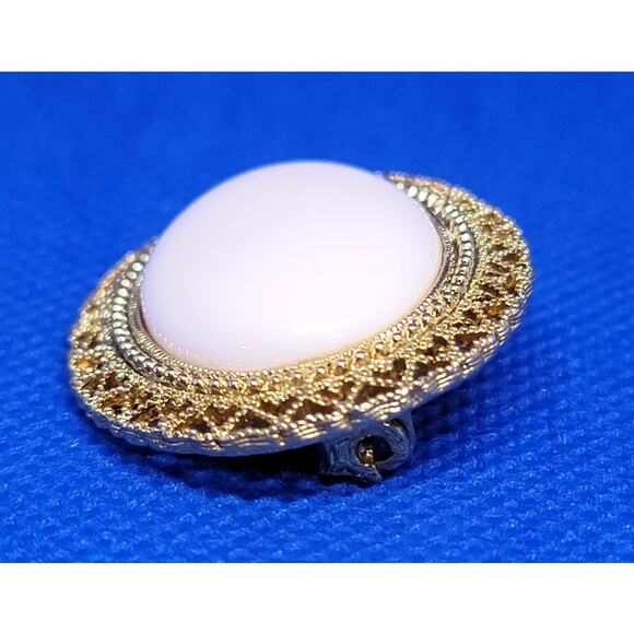 VNTG Pastel Pink Cabochon Pin With Shiny Gold Heart Filligree Trim Brand 1928 - Picture 8 of 8